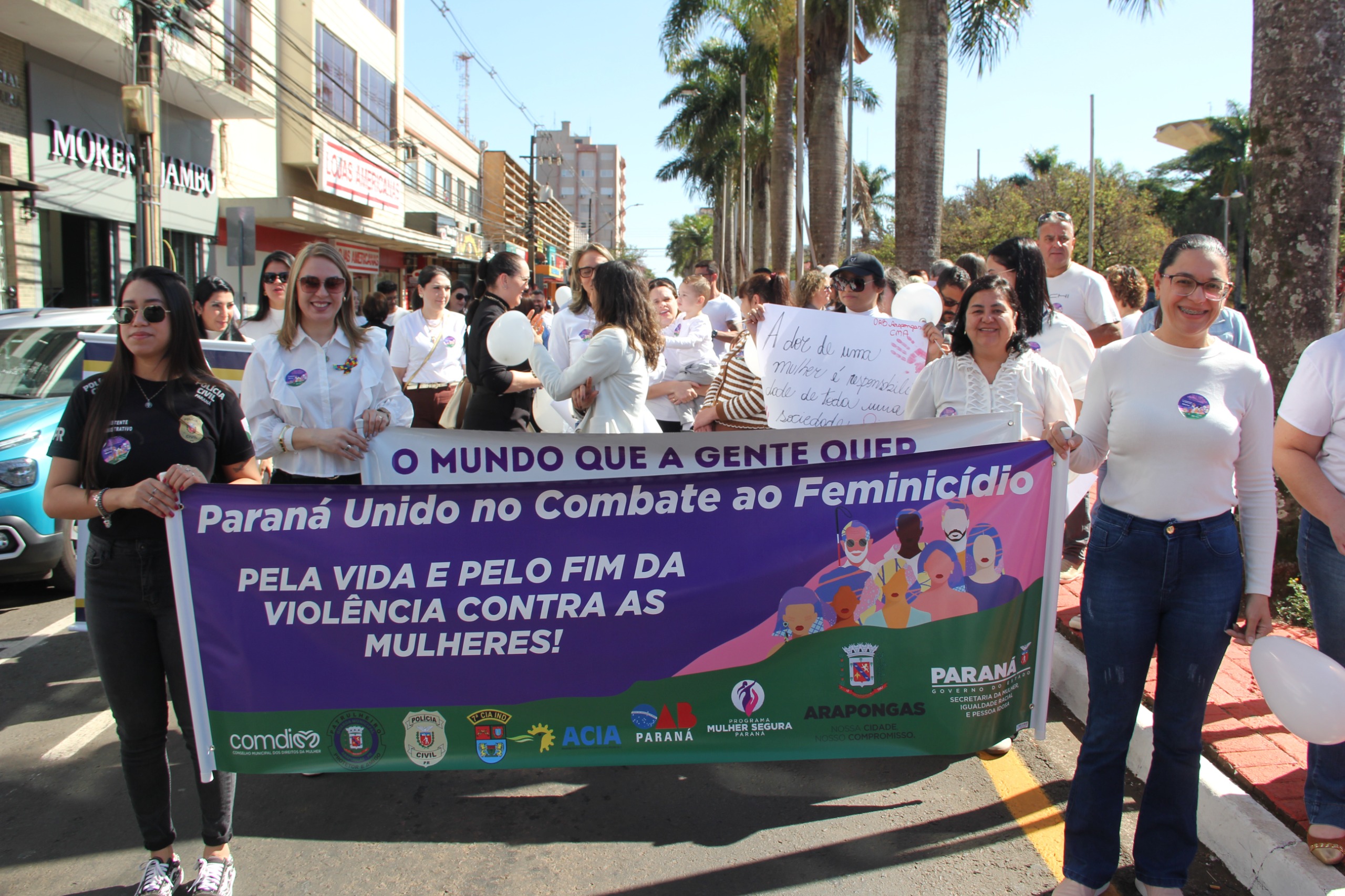 ARAPONGAS PARTICIPA DA 3ª CAMINHADA DO MEIO-DIA PELO FIM DA VIOLÊNCIA CONTRA AS MULHERES
