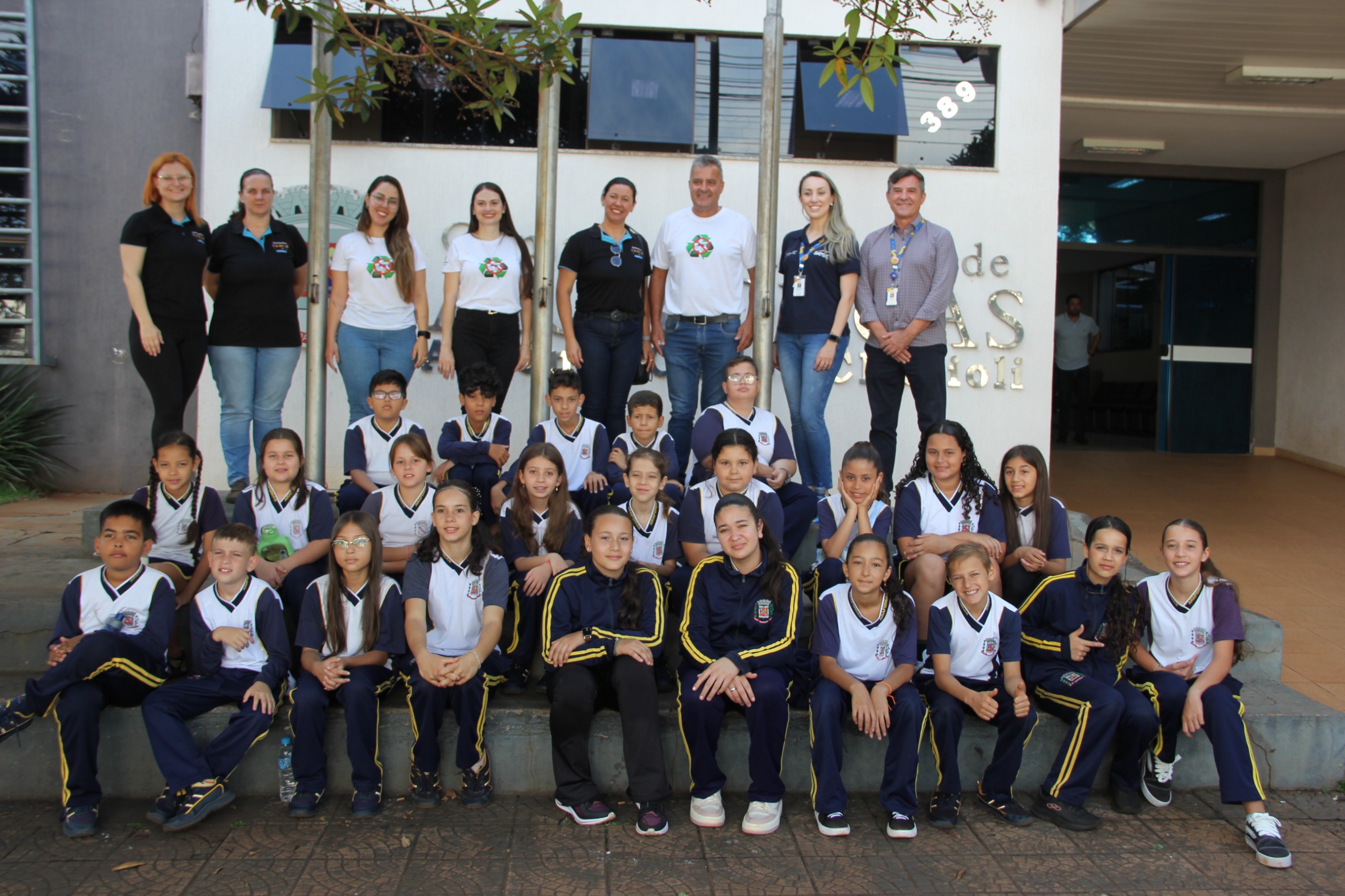 CÂMARA MUNICIPAL RECEBE VISITA DA ESCOLA MUNICIPAL RURAL SÃO CARLOS, CAMPEÃ DO PROJETO “RECICLA SIM, DENGUE NÃO”