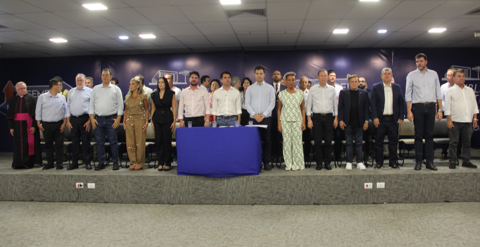 EM SESSÃO ESPECIAL, ASSEMBLEIA ITINERANTE HOMENAGEIA PERSONALIDADES E RECEBE DEMANDAS DE ARAPONGAS