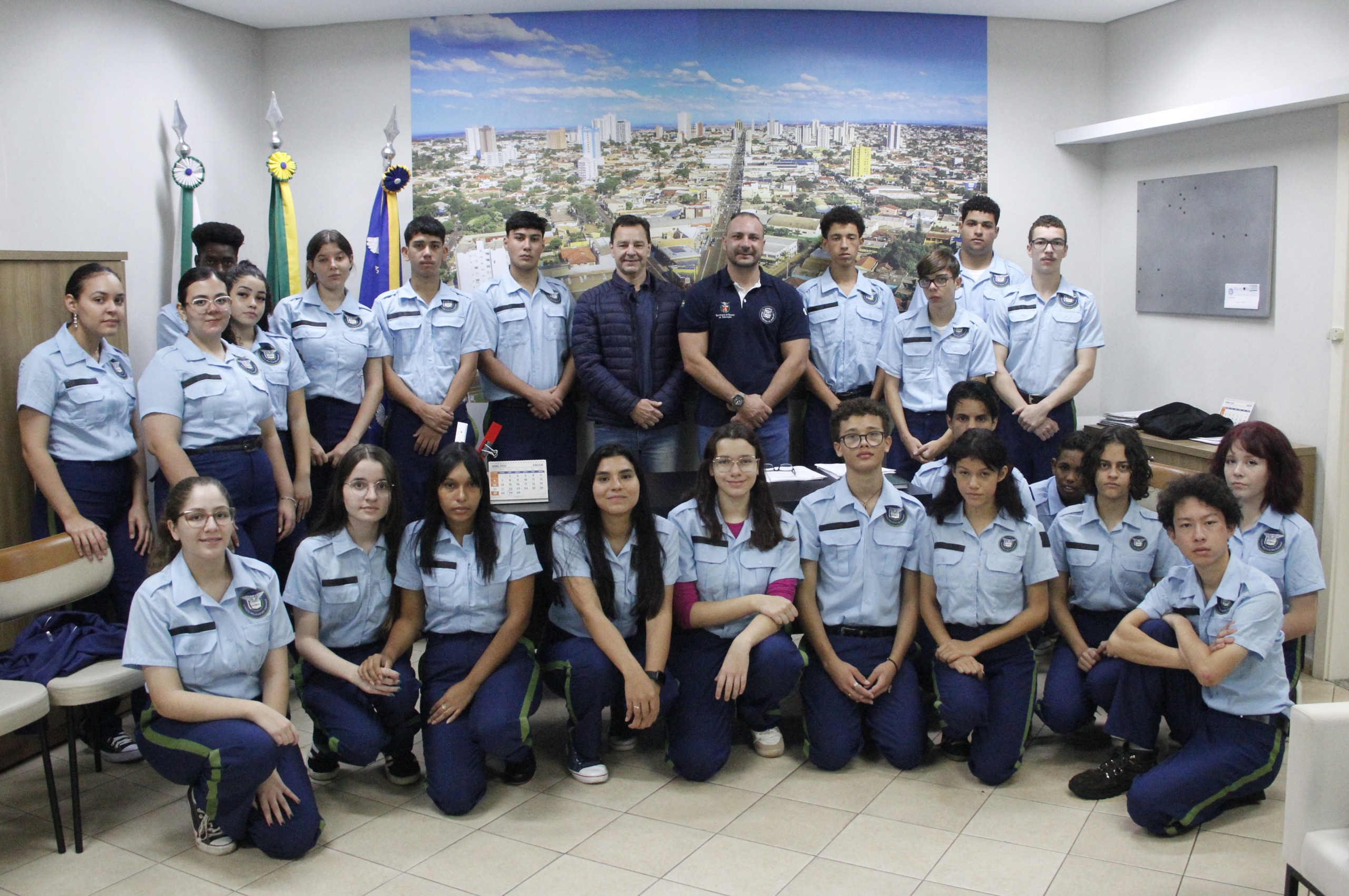 ESCOLA DO LEGISLATIVO RECEBE ALUNOS DO GARCEZ NOVAES E WALFREDO S. CORREA
