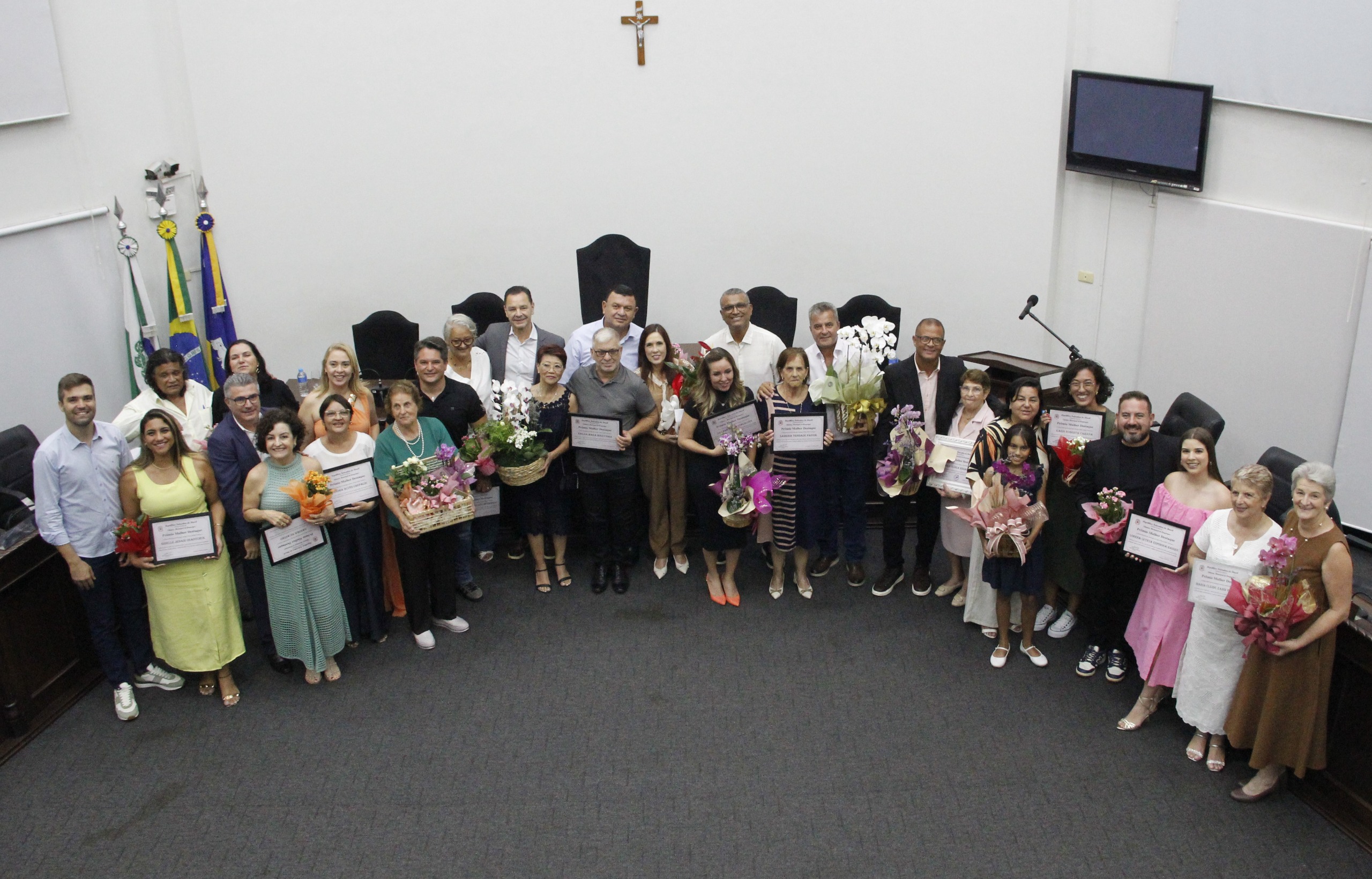 MULHER DESTAQUE 2025 - CÂMARA PRESTA HOMENAGEM A 15 MULHERES