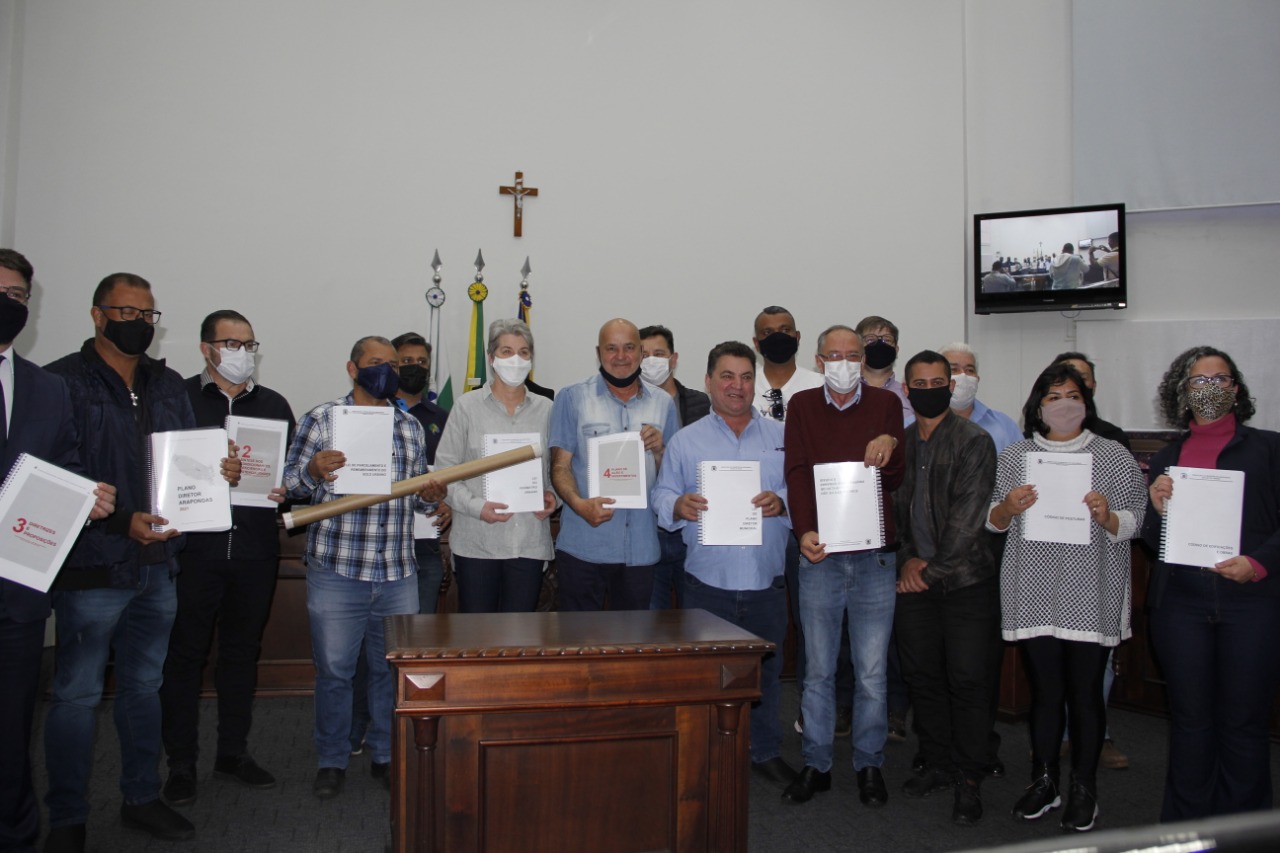 VEREADORES RECEBEM A REVISÃO DO PLANO DIRETOR MUNICIPAL